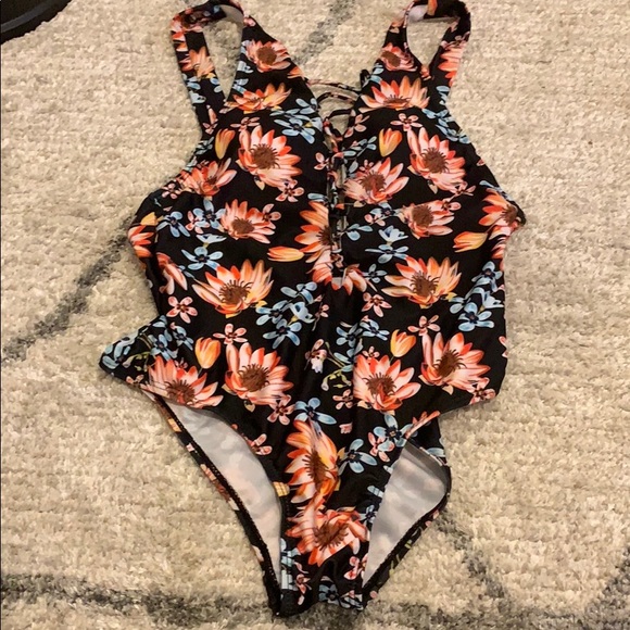 One piece - Picture 2 of 4